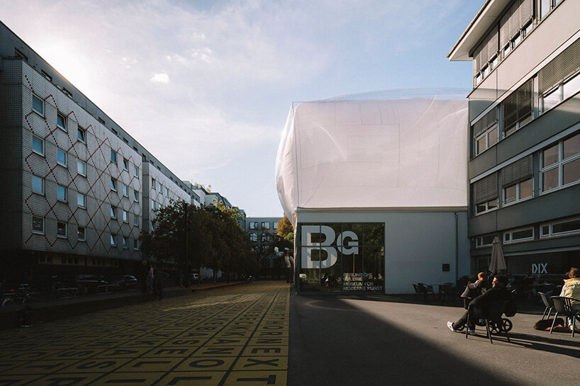 soft cycles: daniel hölzl fills berlinische galerie with inflatable ‘breathing’ monoliths post thumbnail image