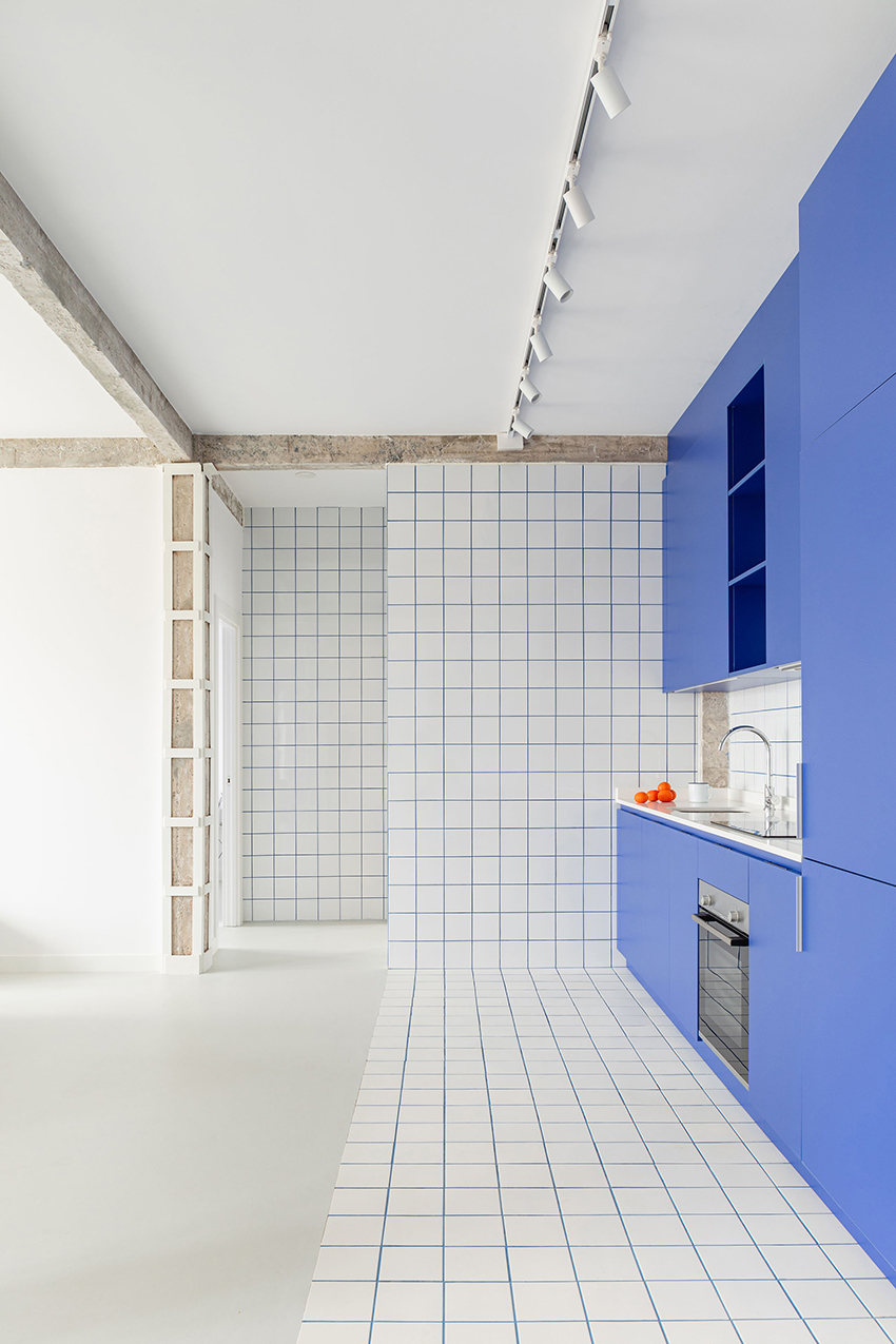 blue and white interiors link renovated 1930s apartment to its seaside setting in spain post thumbnail image