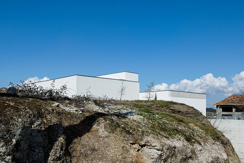 casa em pedrantil: helder da rocha arquitectos reveals portugal’s landscape in layers post thumbnail image