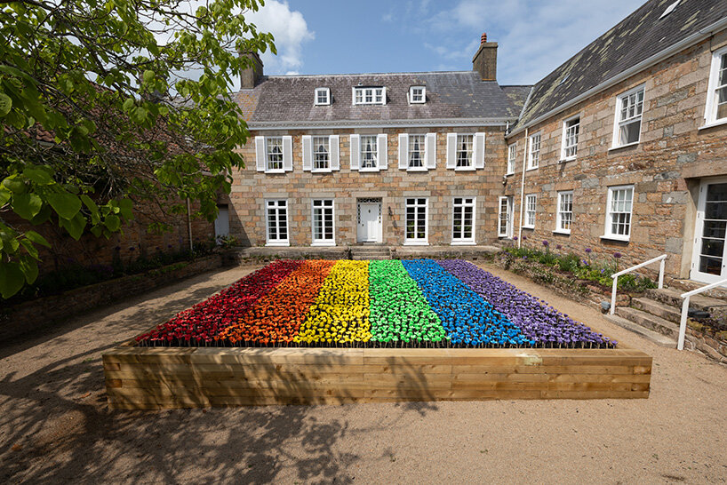 glowing meadow of 3D printed flowers by stuart semple takes over jersey zoo in the UK post thumbnail image