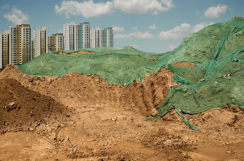 manuel alvarez diestro’s photo series reimagines urban expansion through fabric landscapes post thumbnail image