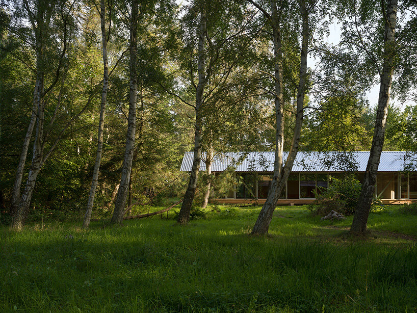 høyer arkitektur builds elongated vollerup house within denmark’s coastal forest post thumbnail image