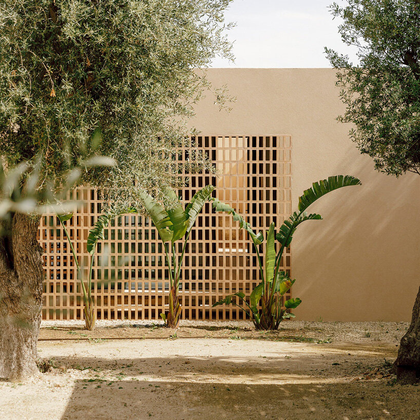 SOLUM studio shapes its coastal ‘patio house’ as a maze of thick walls in sicily post thumbnail image