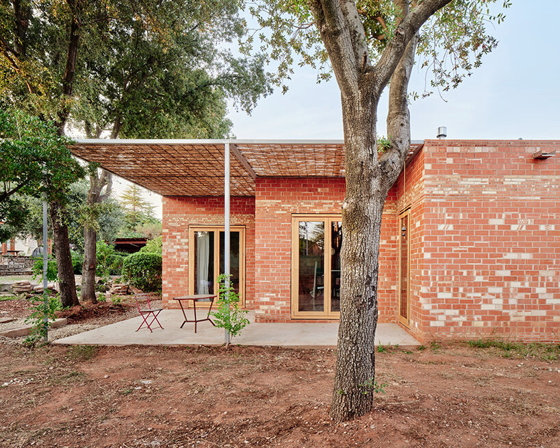 catalan studio alventosa morell shapes casa GJ with staggered modules of textural brickwork post thumbnail image